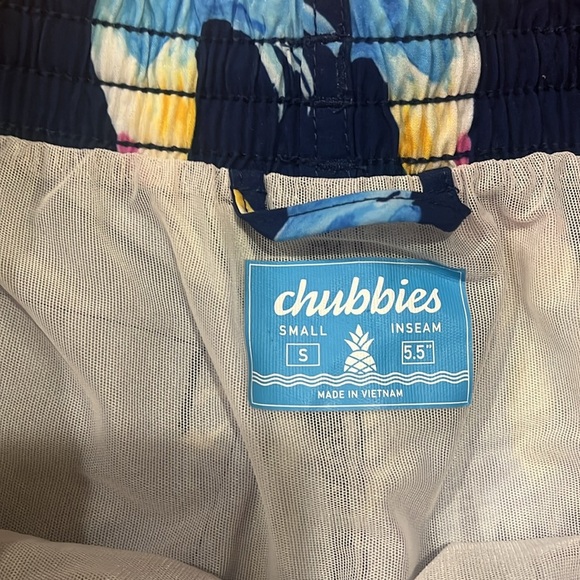 Chubbies 5.5” Inseam The Fowl Plays Swimsuit Size Small - Picture 5 of 6